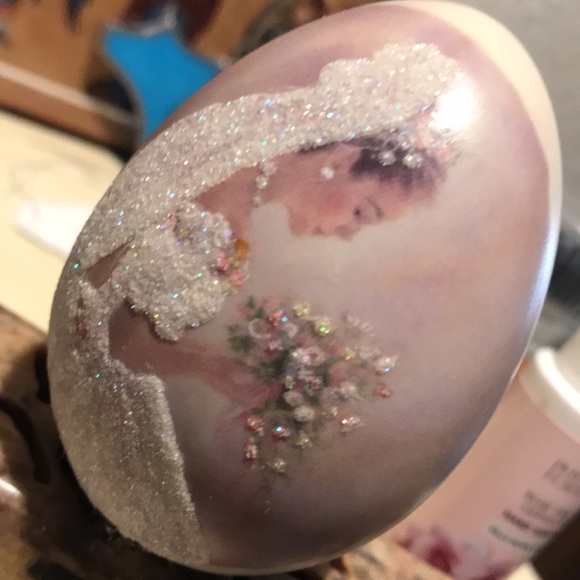 Handpainted Bride W/ Veil Bouquet Glittery Decor - Picture 2 of 11